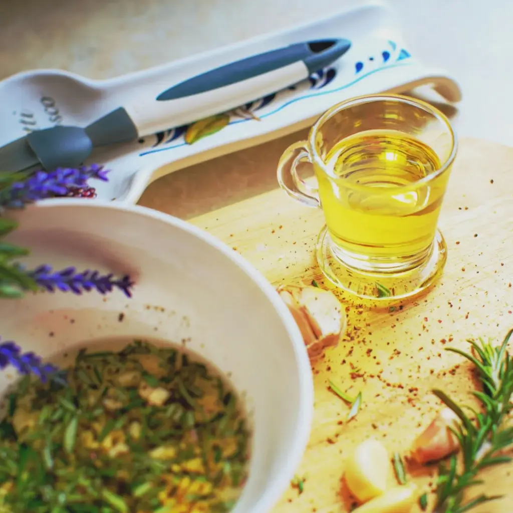 Olio extravergine di oliva con erbe aromatiche